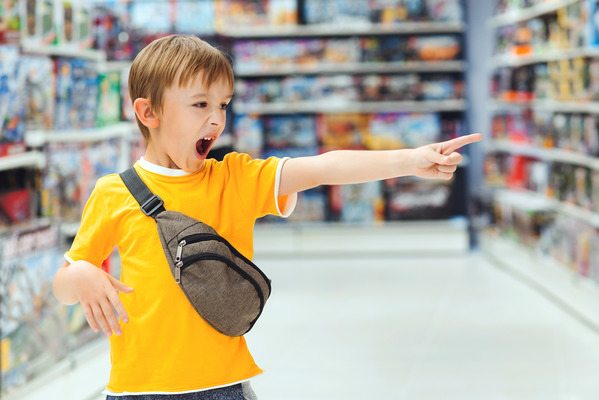 Ребенок просит что-то купить. Как вести себя родителю?