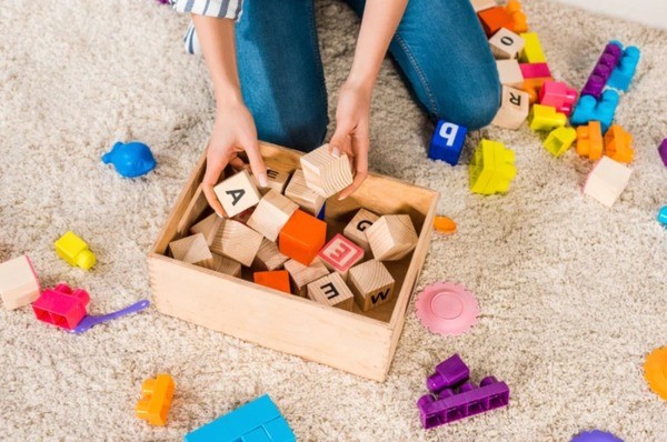 Ребенок кидает игрушки. Как приучить к порядку?