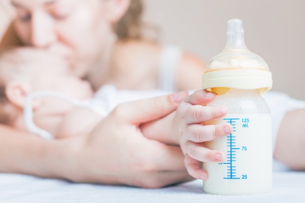 Сколько съедает новорожденный за одно кормление — таблица по месяцам