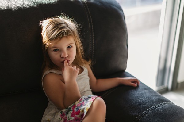 Ребенок грызет ногти и другие вредные привычки у детей. Как отучить это делать?